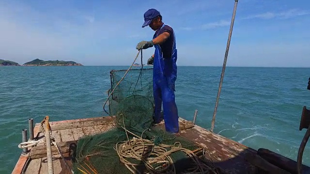 渔民将渔网放入海中/中国福建视频素材