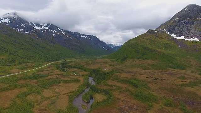 挪威阴天的山路和河流鸟瞰图视频素材