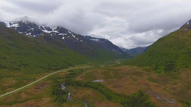 挪威阴天的山路和河流鸟瞰图视频素材