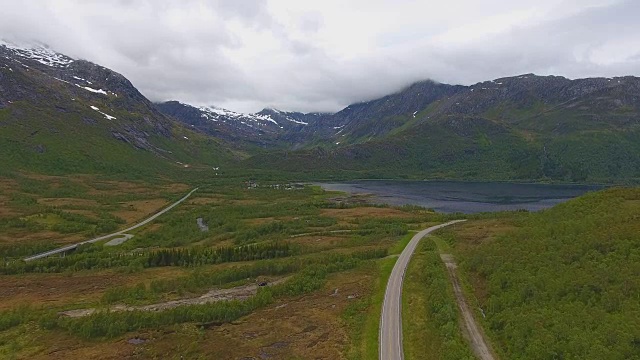 挪威阴天山路鸟瞰图视频素材