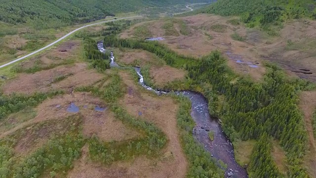 挪威阴天的山路和河流鸟瞰图视频素材