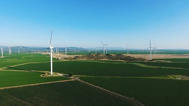 在农村，一排排的现代风力涡轮机发电清洁和可再生能源。4 k视频素材