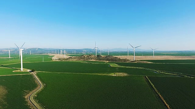 在农村，一排排的现代风力涡轮机发电清洁和可再生能源。4 k视频素材