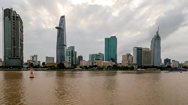 胡志明市的天际线和摩天大楼在胡志明市市中心的心脏商业中心。越南胡志明市西贡河上的城市全景，从白天到晚上视频素材