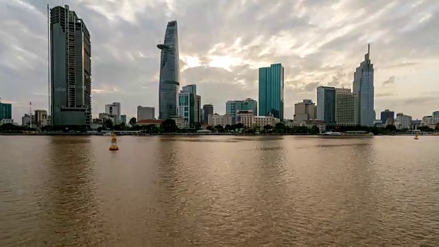 胡志明市的天际线和摩天大楼在胡志明市市中心的心脏商业中心。越南胡志明市西贡河上的城市全景，从白天到晚上视频素材