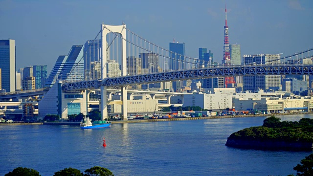 日本东京台场地区美丽的建筑建筑与彩虹桥视频素材