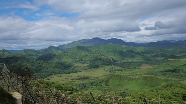 在非军事区(韩国和朝鲜之间的非军事区)军事分界线附近的山景视频素材