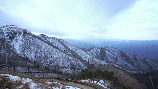 冬季军事分界线/非军事区(韩国和朝鲜之间的非军事区)附近的白雪覆盖的山，朝鲜半岛视频素材