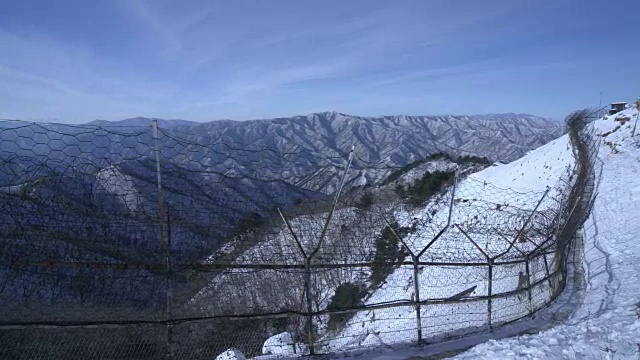 冬季军事分界线/非军事区(韩国和朝鲜之间的非军事区)附近的白雪覆盖的山，朝鲜半岛视频素材