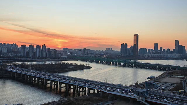 夕阳西下时，汉城市中心韩港大桥上的交通状况视频素材