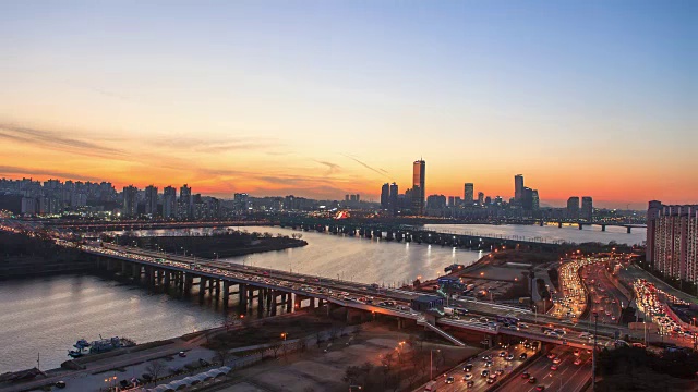 夕阳西下时，汉城市中心韩港大桥上的交通状况视频素材