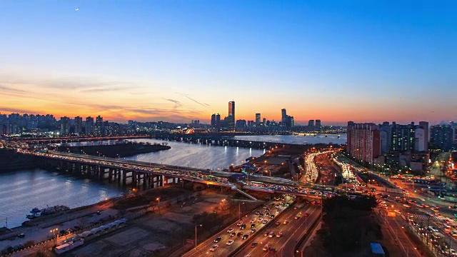 首尔市区汉江附近的交通夜景视频素材