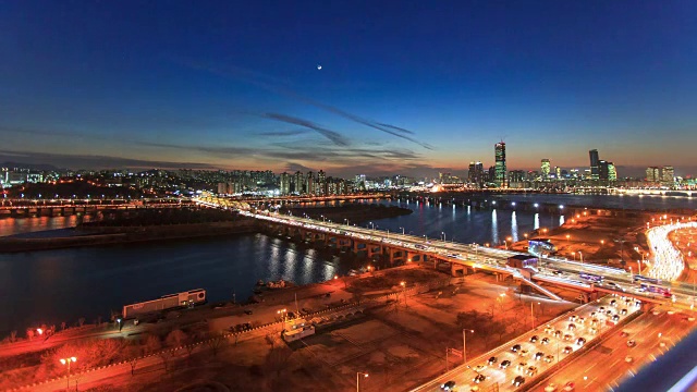 汉城市中心韩港大桥上的交通夜景视频素材