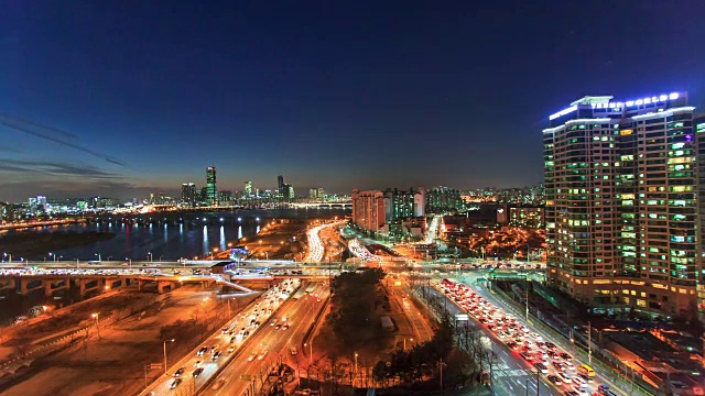 首尔市区汉江附近的交通夜景视频素材