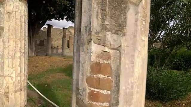 意大利庞贝古城的古代圆柱和废墟视频素材