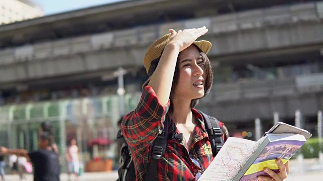 年轻女子与旅游地图视频素材