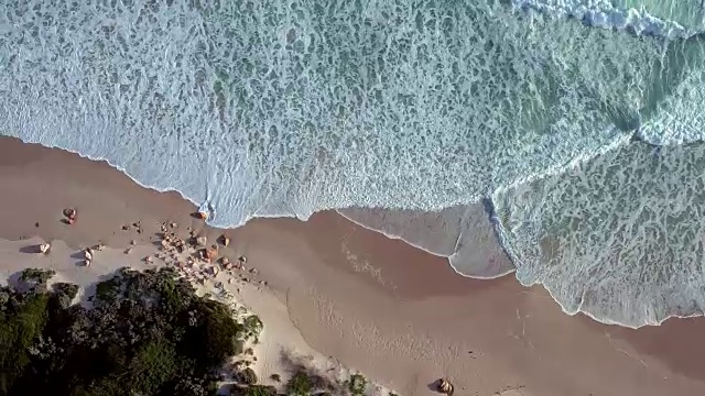 海浪翻滚到海滩上是最令人放松的视频素材