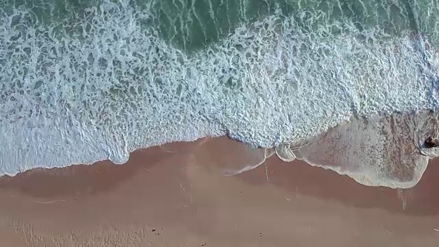 波浪一个接一个地冲进来视频素材