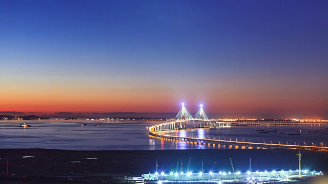 夜景仁川大桥和韩国仁川的大海视频素材