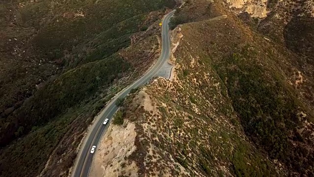 汽车在洛杉矶Crest高速公路上，洛杉矶-无人机拍摄视频素材