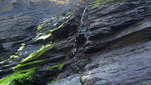 水从陡峭的悬崖上滴落视频素材