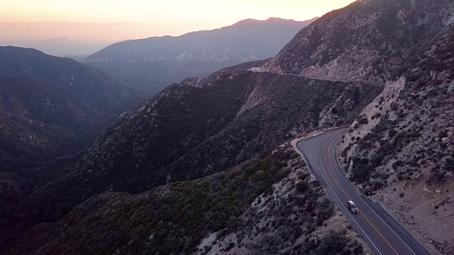 汽车在洛杉矶Crest高速公路上，洛杉矶-无人机拍摄视频素材