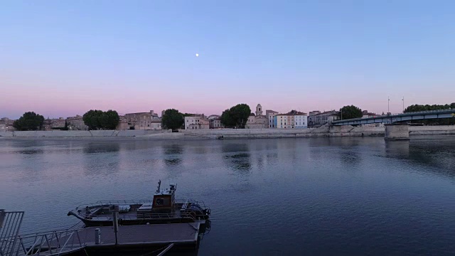 法国阿尔勒市罗纳河上美丽的夏夜。时间流逝。视频素材