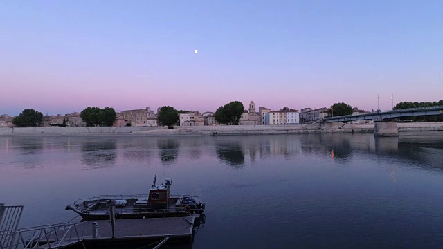 法国阿尔勒市罗纳河上美丽的夏夜。时间流逝。视频素材