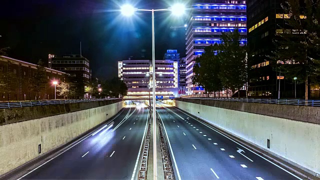 夜间进城的高速公路，时光流逝。视频素材