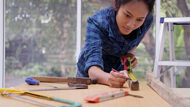 在家里组装家具的DIY女工视频素材