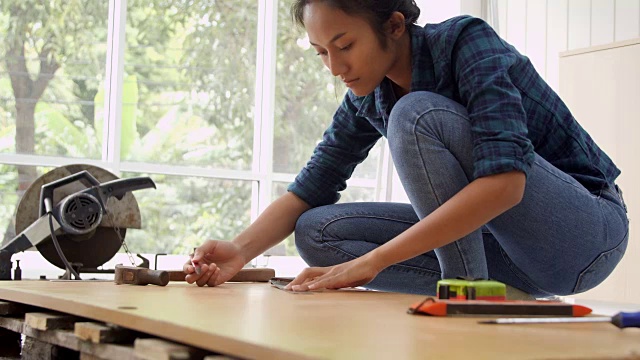 在家里组装家具的DIY女工视频素材