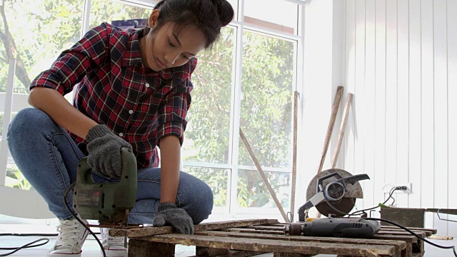 在家里组装家具的DIY女工视频素材