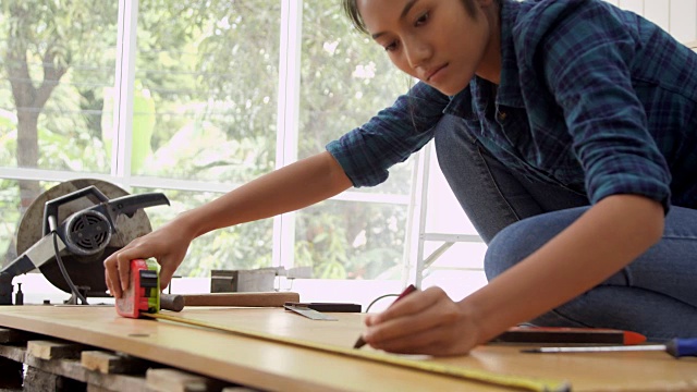 在家里组装家具的DIY女工视频素材