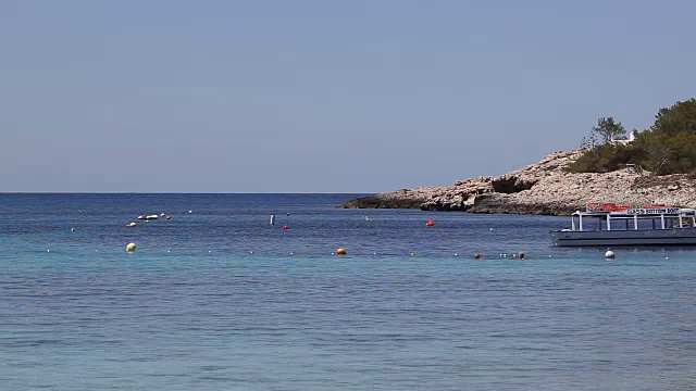 西班牙巴利阿里群岛伊比沙岛北部的海景和海岸线视频素材