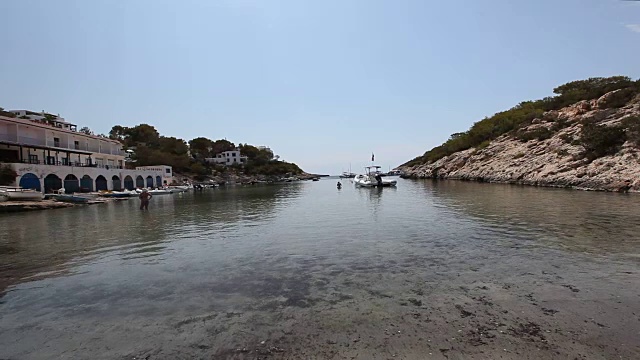 西班牙巴利阿里群岛伊比沙岛北部的海景和海岸线视频素材