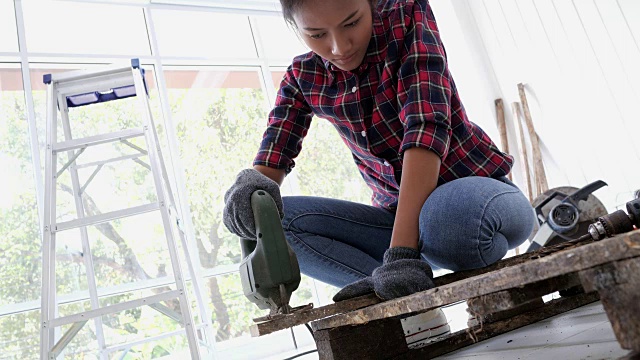 在家里组装家具的DIY女工视频素材