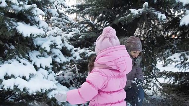 一家人玩雪球。视频素材