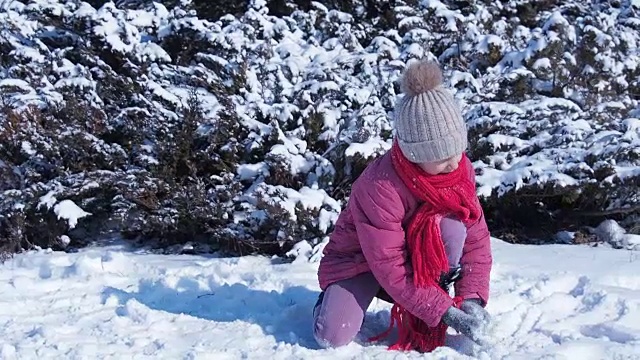 一个孩子在玩雪。视频素材