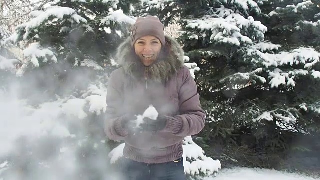 一个女人在玩雪球。视频素材