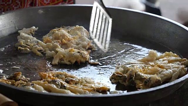 泰国牡蛎与鸡蛋和豆芽-传统泰国食谱市场食品。视频下载