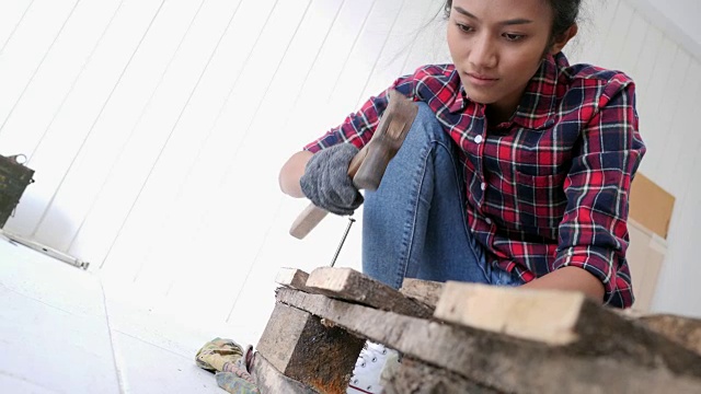 在家里组装家具的DIY女工视频素材