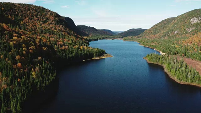 鸟瞰图北部自然森林和湖在秋天，魁北克，加拿大视频素材