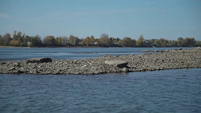 村庄附近的河流和石滩视频素材