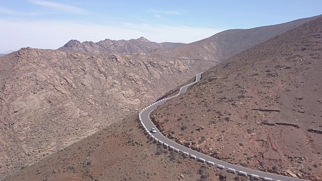 2018-10-03 fuerteventura蜿蜒山路鸟瞰图视频素材