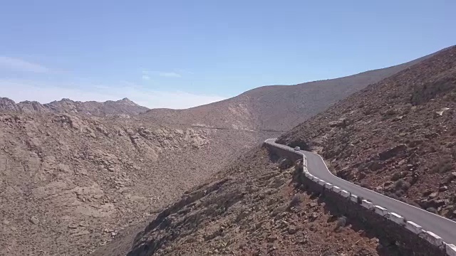 2018-10-03 fuerteventura蜿蜒山路鸟瞰图视频素材