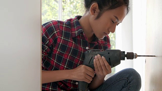 在家里组装家具的DIY女工视频素材