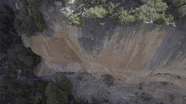 一名登山者在西乌拉纳长城坠落。视频下载