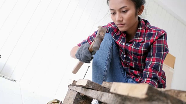 在家里组装家具的DIY女工视频素材