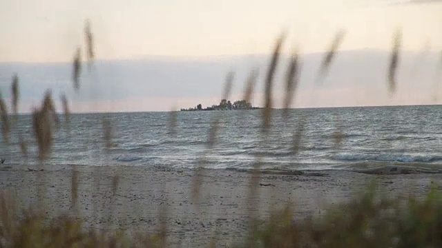 日落时波涛汹涌的大海视频素材