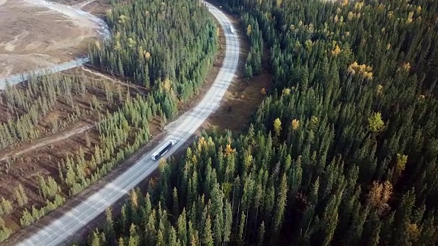 公路上的空中运输视频素材